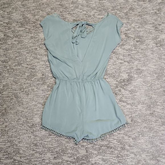 Shorts romper in sage green - Picture 10 of 12